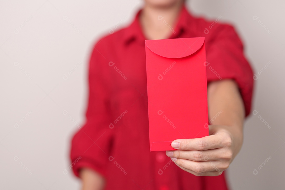 mulher segurando envelope vermelho chinês com coelho dourado