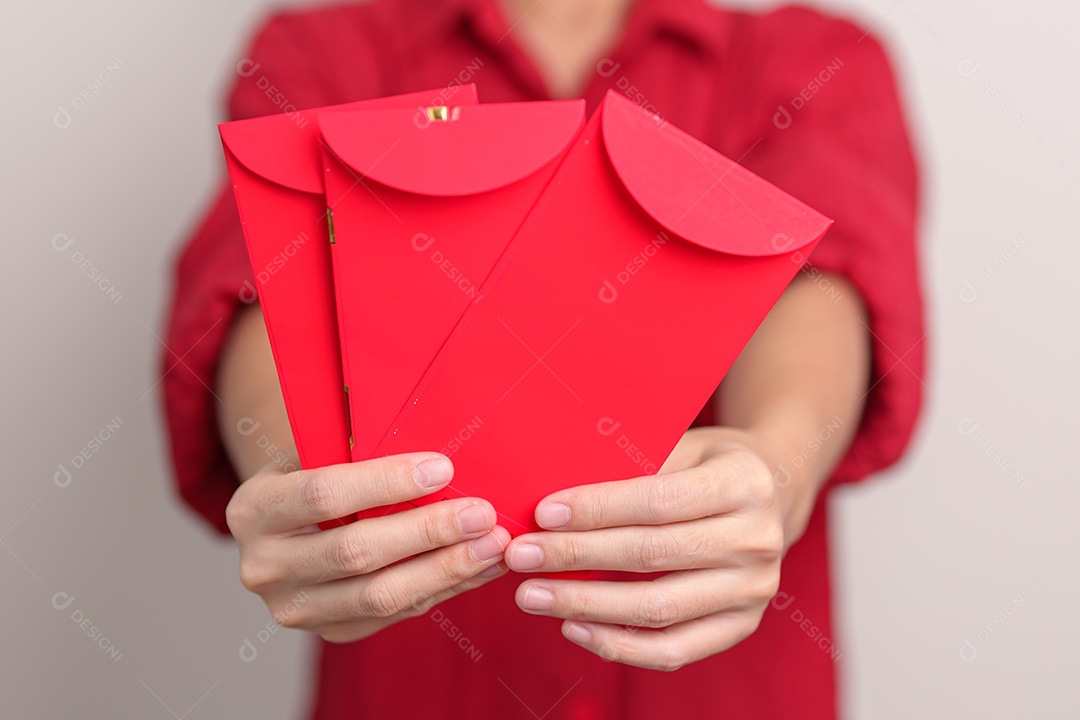 Mulher segurando envelope vermelho chinês, presente de dinheiro para feliz ano novo lunar