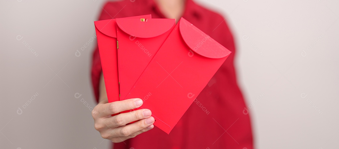 Mulher segurando envelope vermelho chinês, presente de dinheiro para feliz Lunar Novo lunar
