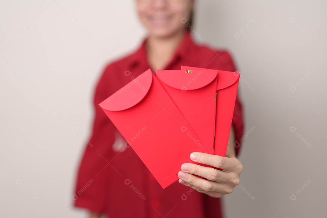 mulher segurando envelope vermelho chinês com coelho dourado