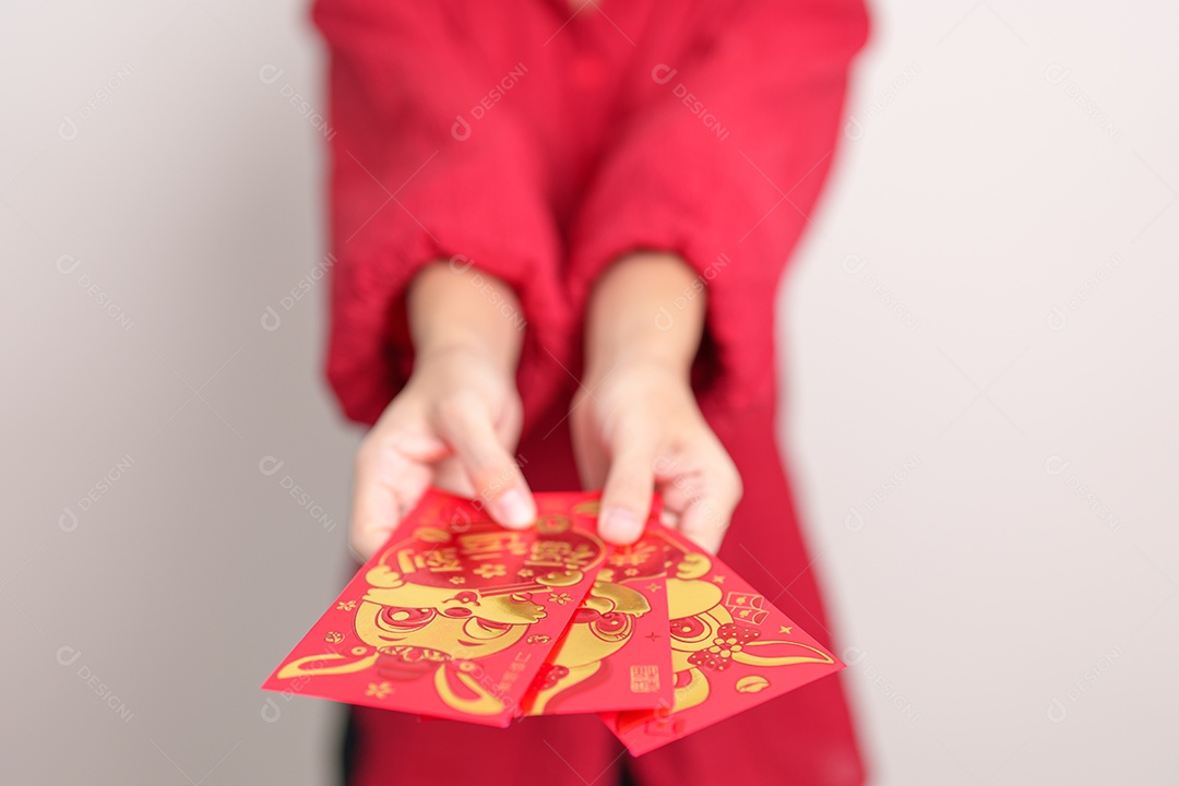 mulher segurando envelope vermelho chinês com coelho dourado