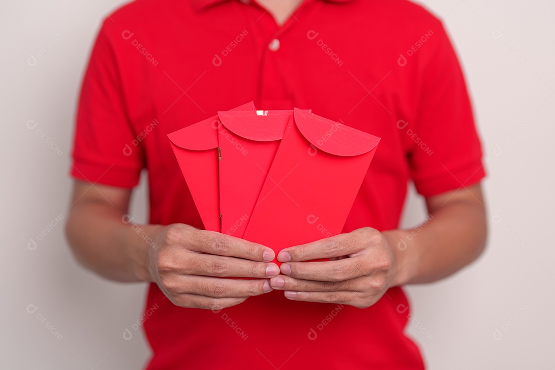 homem segurando envelope vermelho chinês, presente de dinheiro para feliz Novo Lunar