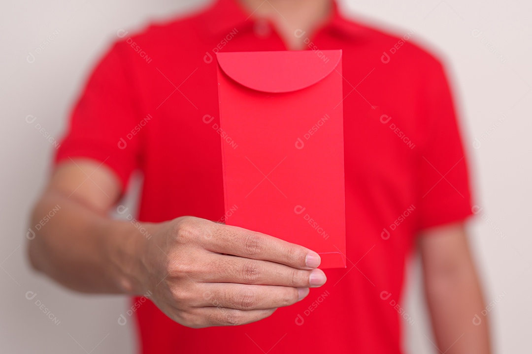 homem segurando envelope vermelho chinês, presente de dinheiro para feliz Novo Lunar