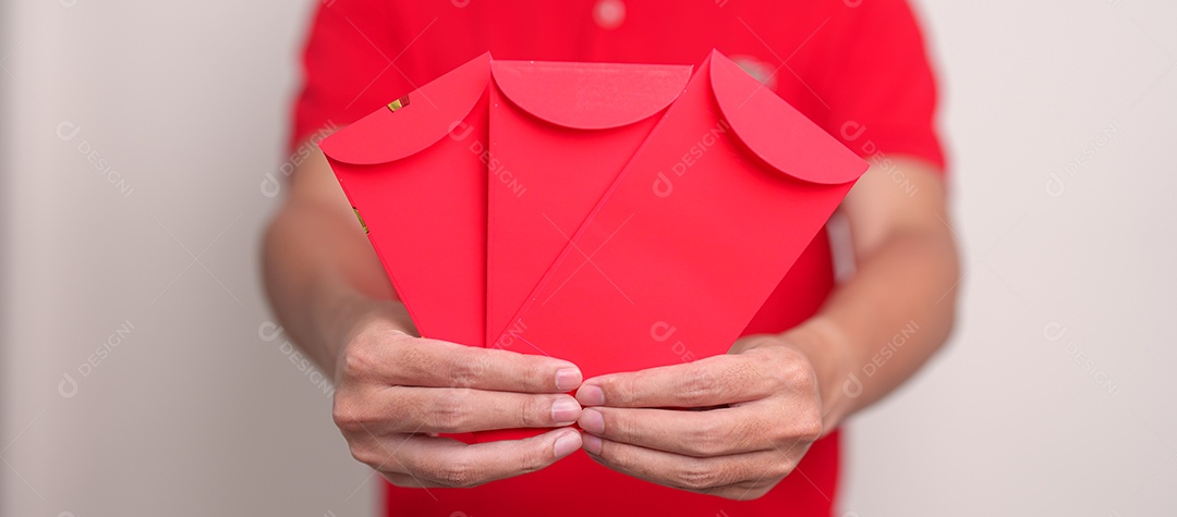 homem segurando envelope vermelho chinês com coelho dourado
