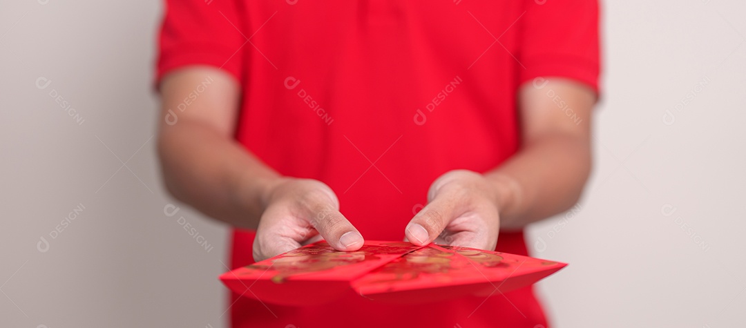 homem segurando envelope vermelho chinês com coelho dourado