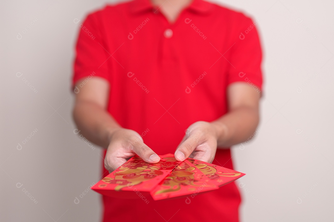 Homem segurando envelope vermelho chinês com coelho dourado