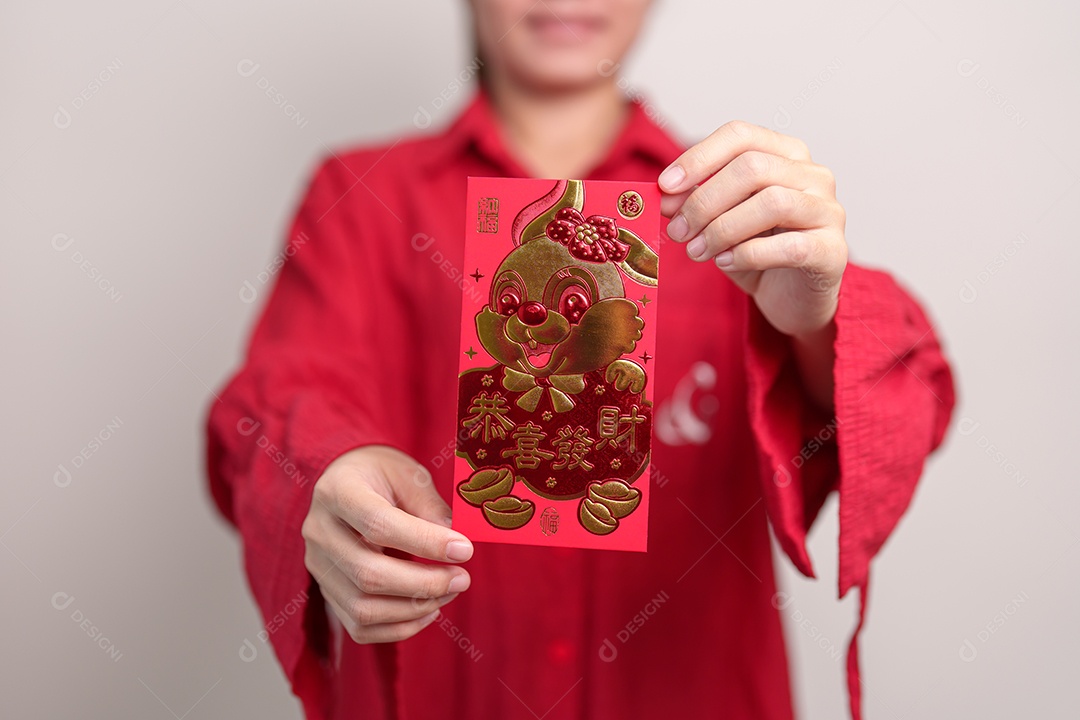 mulher segurando envelope vermelho chinês com coelho dourado