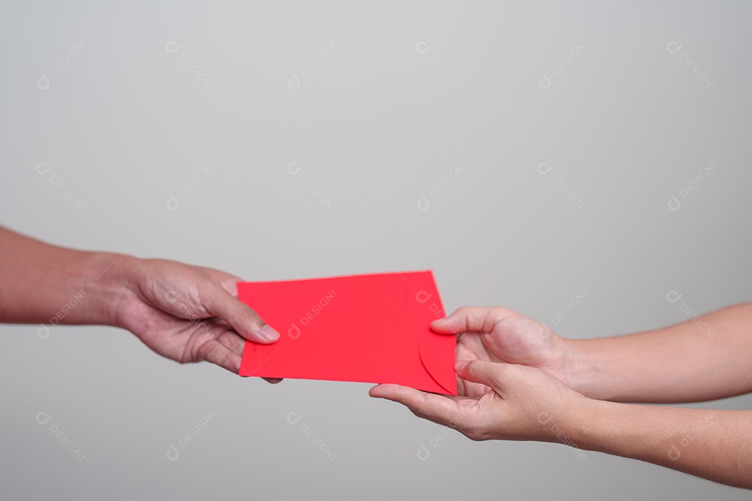 As pessoas entregam envelope vermelho chinês, presente de dinheiro para o feliz feriado do Ano Novo Lunar