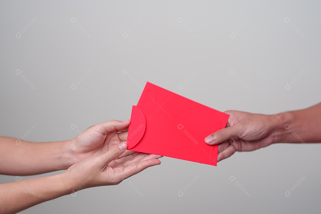 As pessoas entregam envelope vermelho chinês, presente de dinheiro para o feliz feriado do Ano Novo Lunar