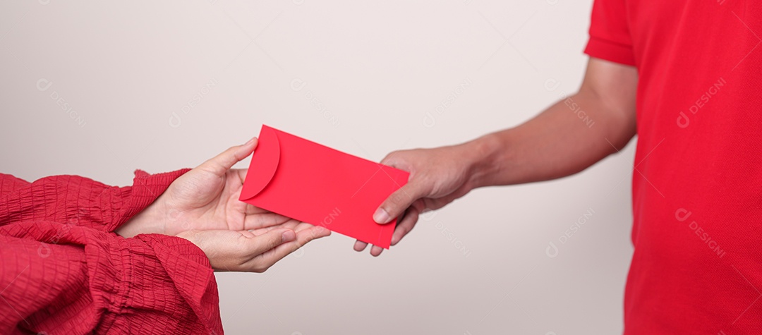 As pessoas entregam envelope vermelho chinês, presente de dinheiro para o feliz feriado do Ano Novo Lunar