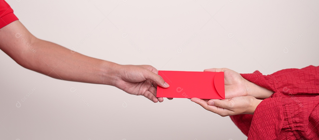 As pessoas entregam envelope vermelho chinês, presente de dinheiro para o feliz feriado do Ano Novo Lunar