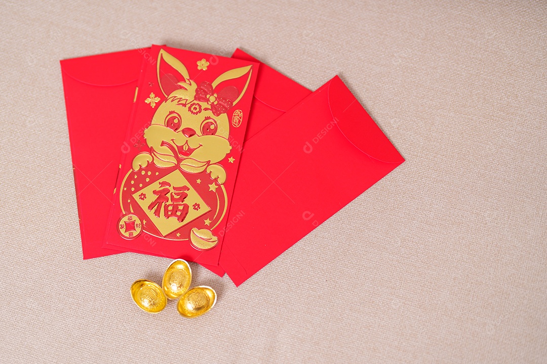 Envelope vermelho chinês com barras de ouro, presente de dinheiro para o feliz feriado do Ano Novo Lunar