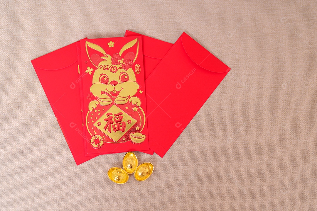 Envelope vermelho chinês com barras de ouro, presente de dinheiro para o feliz feriado do Ano Novo Lunar