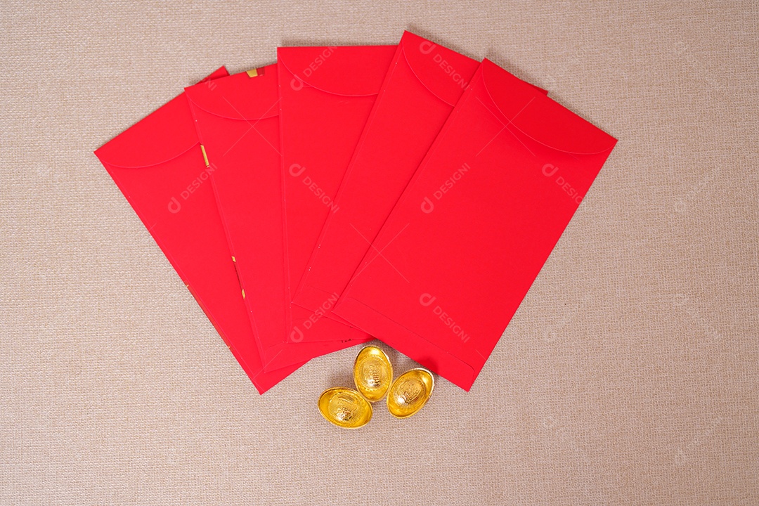 Envelope vermelho chinês com barras de ouro, presente de dinheiro para o feliz feriado do Ano Novo Lunar