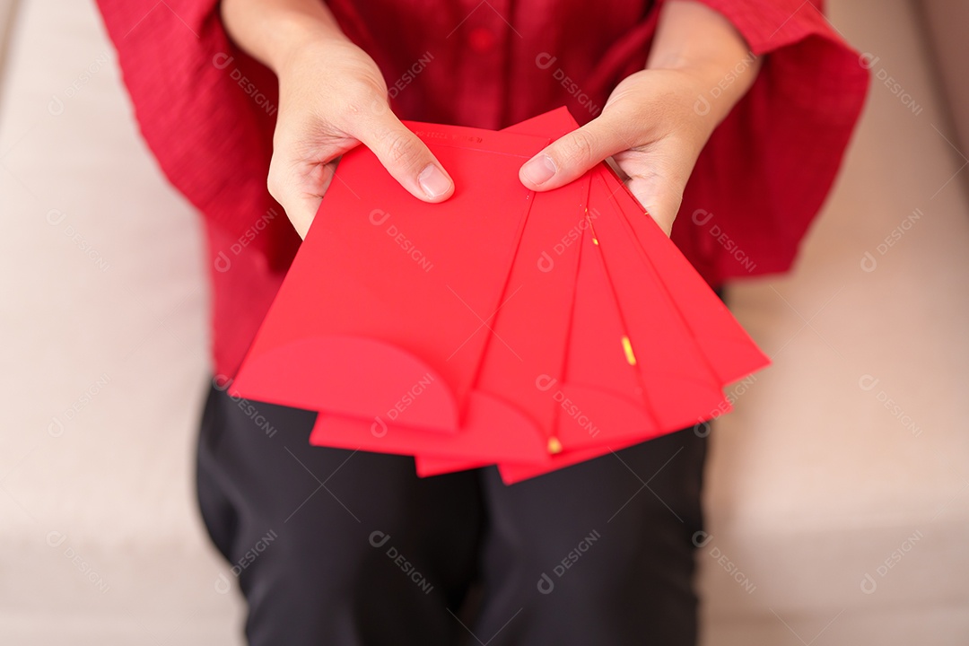 mulher segurando o envelope vermelho chinês com coelho dourado e palavra de bênção, presente de dinheiro para feliz feriado do Ano Novo Lunar