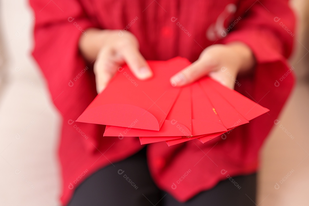 mulher segurando o envelope vermelho chinês com coelho dourado e palavra de bênção, presente de dinheiro para feliz feriado do Ano Novo Lunar