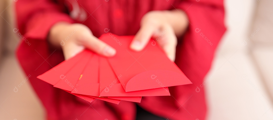 mulher segurando o envelope vermelho chinês com coelho dourado e palavra de bênção, presente de dinheiro para feliz feriado do Ano Novo Lunar