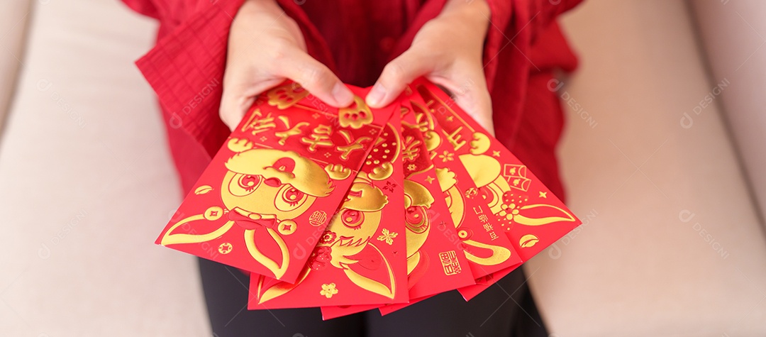 mulher segurando o envelope vermelho chinês com coelho dourado e palavra de bênção, presente de dinheiro para feliz feriado do Ano Novo Lunar