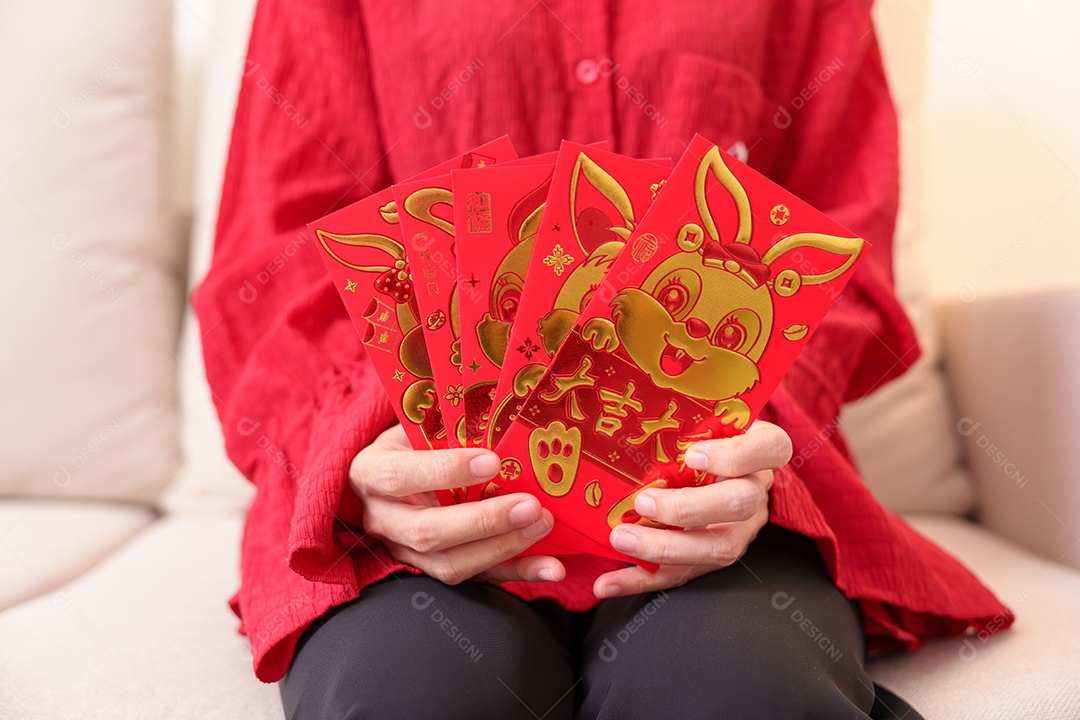 mulher segurando o envelope vermelho chinês com coelho dourado e palavra de bênção, presente de dinheiro para feliz feriado do Ano Novo Lunar