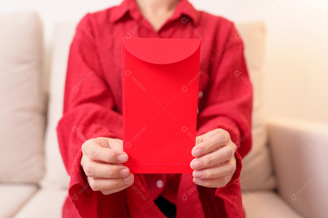 As pessoas entregam envelope vermelho chinês, presente de dinheiro para o feliz feriado do Ano Novo Lunar