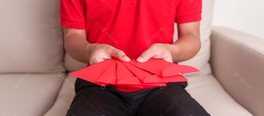 As pessoas entregam envelope vermelho chinês, presente de dinheiro para o feliz feriado do Ano Novo Lunar