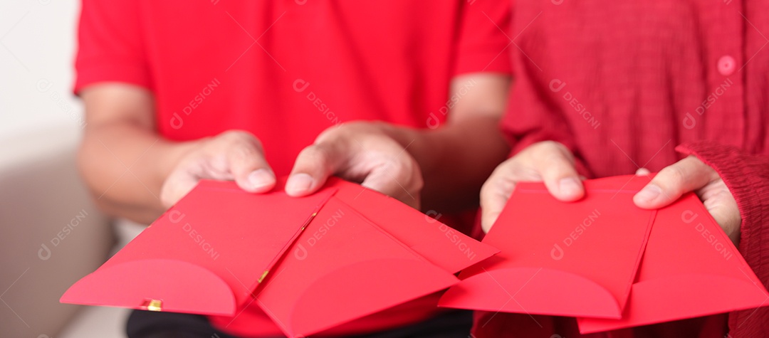 As pessoas entregam envelope vermelho chinês, presente de dinheiro para o feliz feriado do Ano Novo Lunar