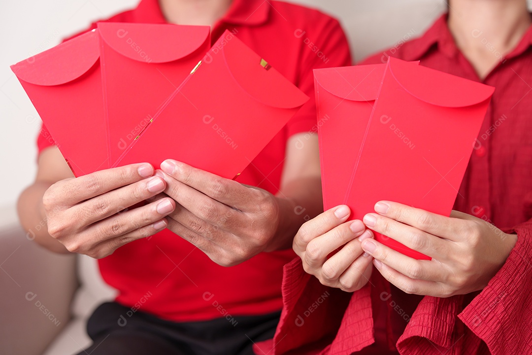 As pessoas entregam envelope vermelho chinês, presente de dinheiro para o feliz feriado do Ano Novo Lunar