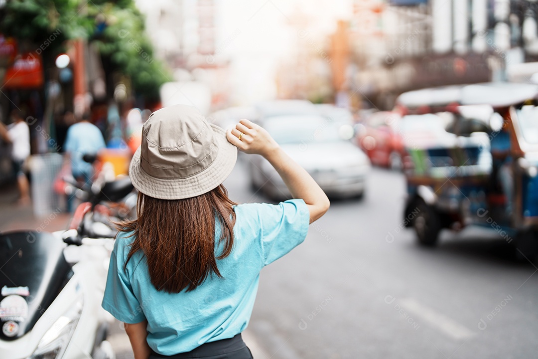 Jovem mulher com chapéu viajando em Bangkok, viajante asiático visitando a estrada Yaowarat ou Chinatown de Bangkok