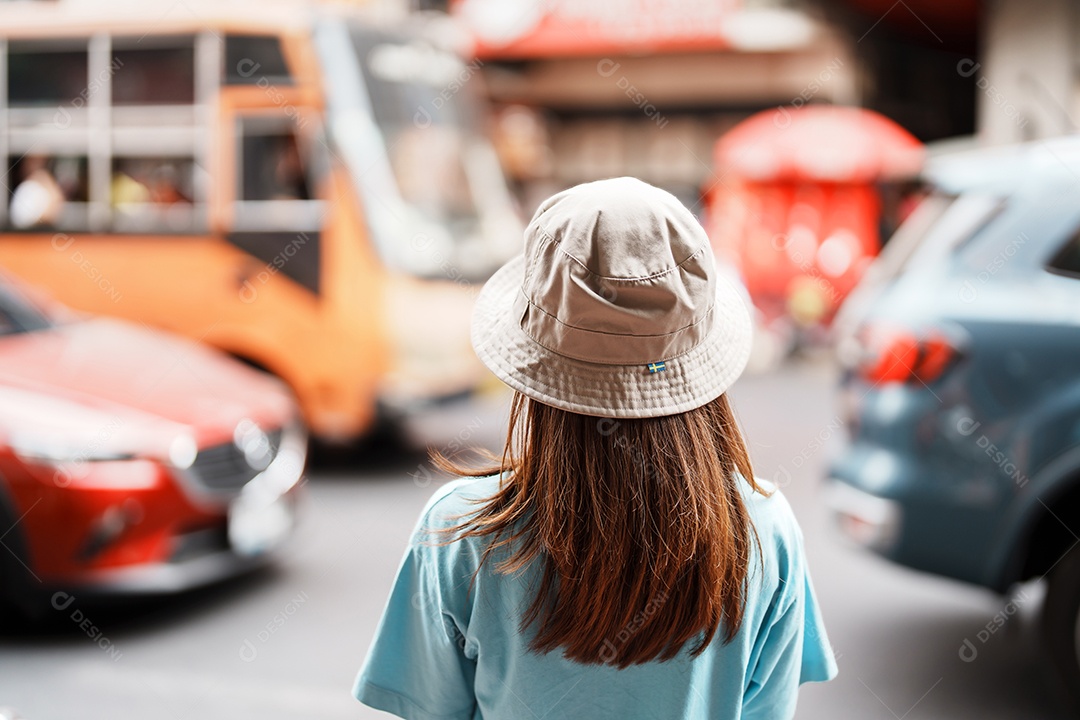 Jovem mulher com chapéu viajando em Bangkok, viajante asiático visitando a estrada Yaowarat ou Chinatown de Bangkok