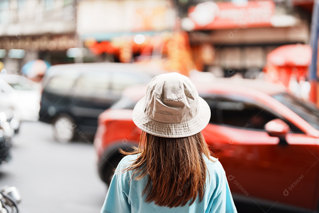 Jovem mulher com chapéu viajando em Bangkok, viajante asiático visitando a estrada Yaowarat ou Chinatown de Bangkok