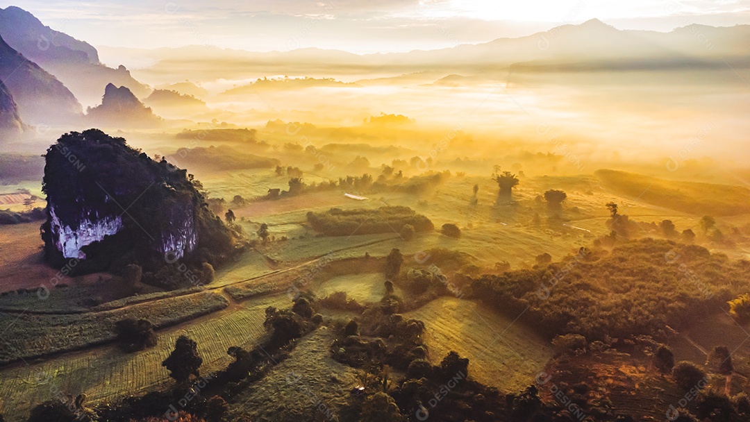 paisagem de montanhas nevoeiro Phu Lanka National Park Phayao província norte da Tailândia