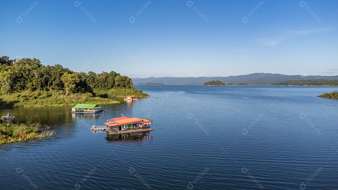 Vista aérea da paisagem Reservatório e casa de jangada Tailândia