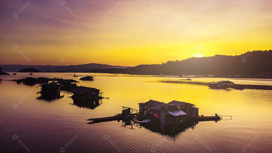 Vista aérea do pôr do sol da paisagem com reservatório e casa de jangada Tailândia