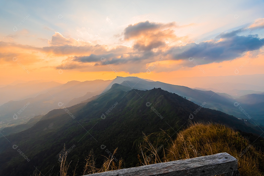 Vista da montanha Phu Chi Dao ou Phu Chee Dao em Chiang Rai, Tailândia