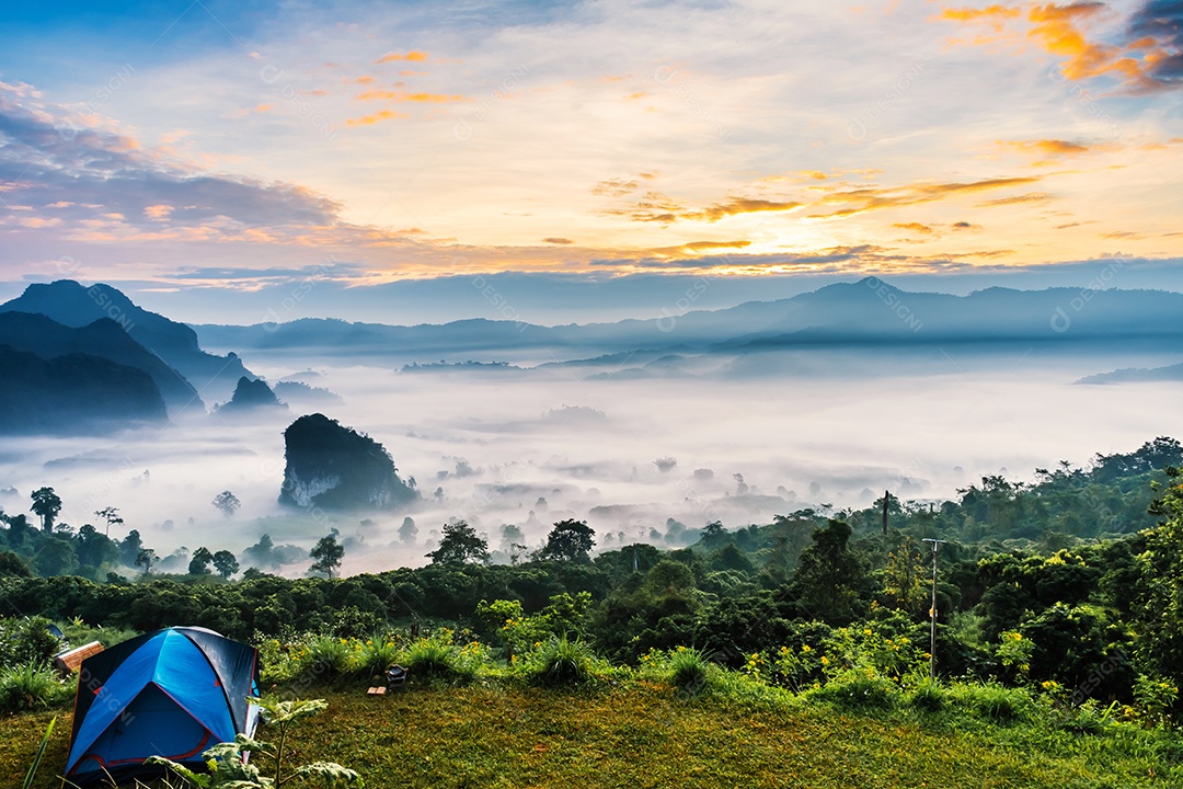 paisagem de montanhas nevoeiro e tenda Phu Lanka National Park Phayao província norte da Tailândia