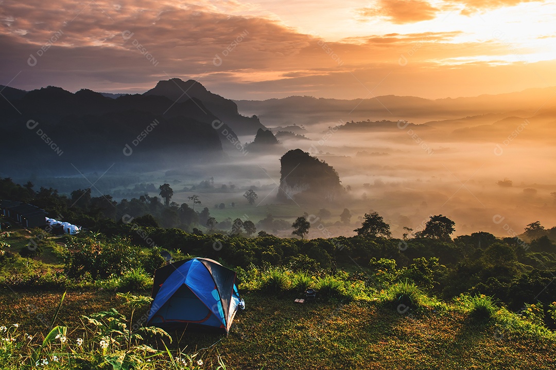 paisagem de montanhas nevoeiro e tenda Phu Lanka National Park Phayao província norte da Tailândia