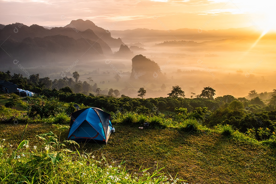 paisagem de montanhas nevoeiro e tenda Phu Lanka National Park Phayao província norte da Tailândia