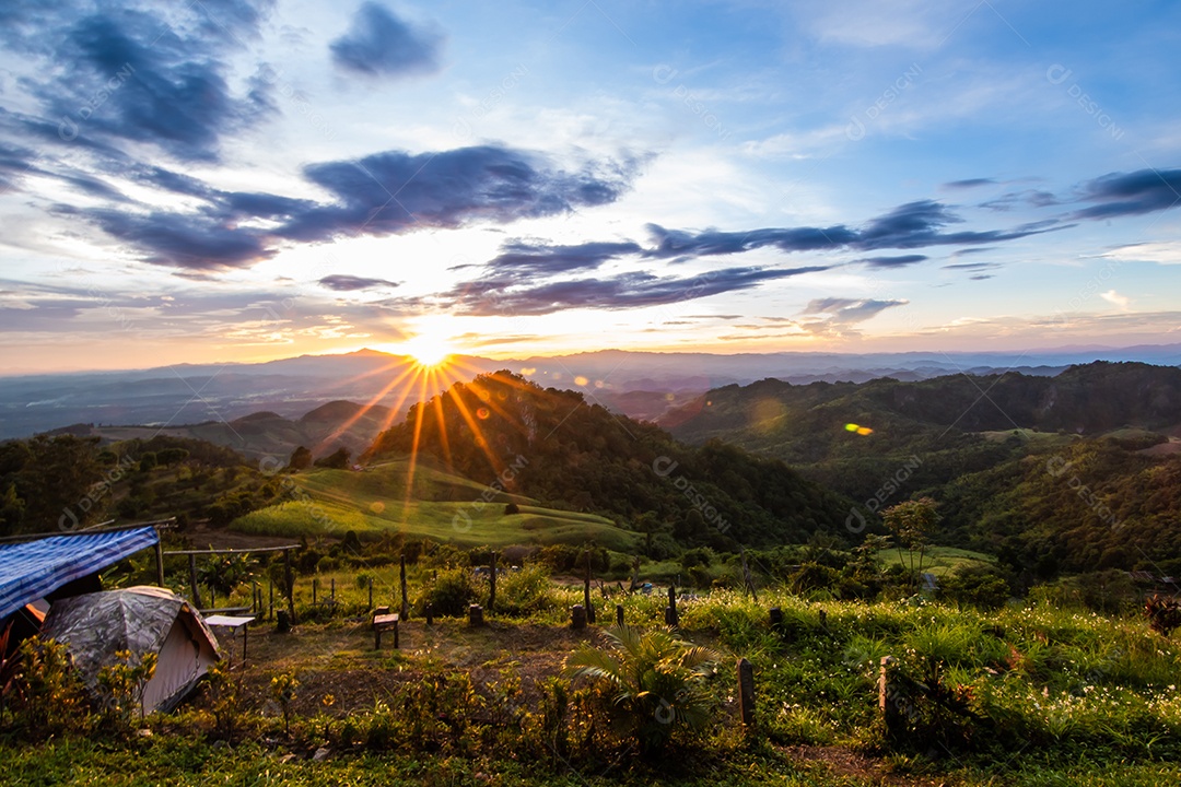 montanhas de paisagem durante o crepúsculo em Nan Tailândia