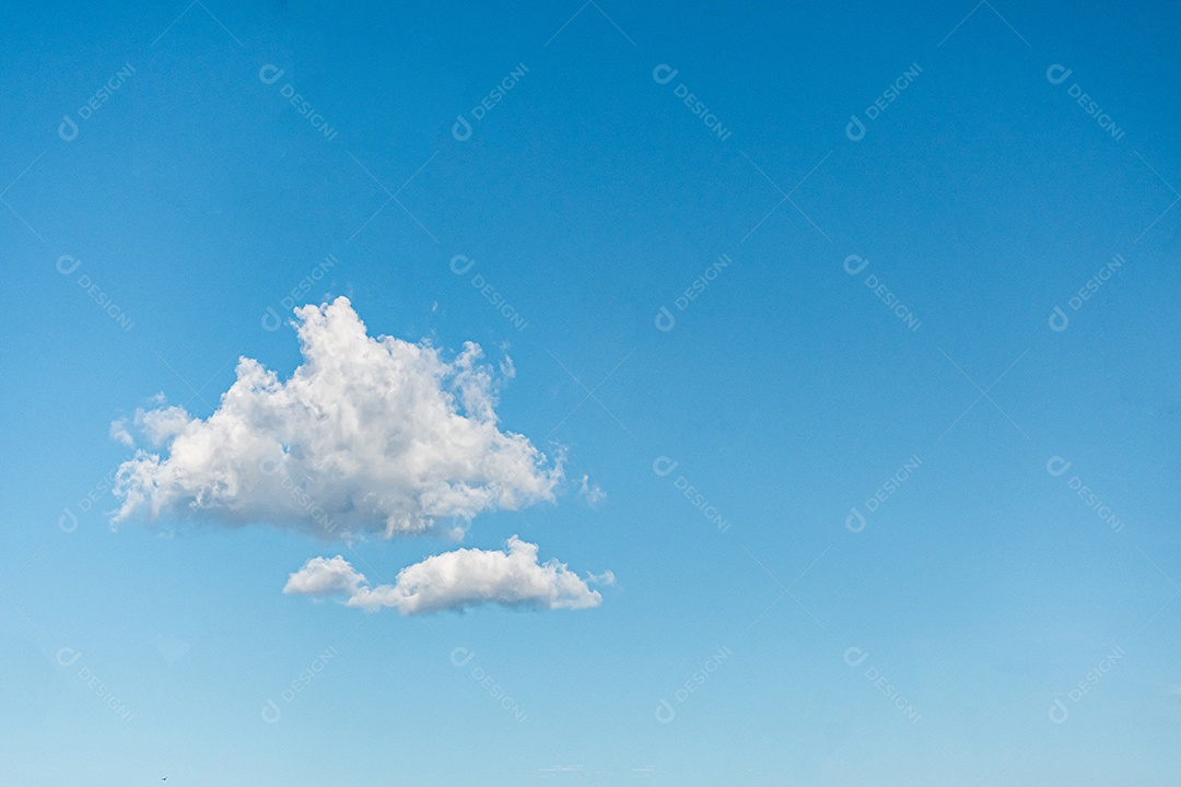nuvens brancas no céu azul