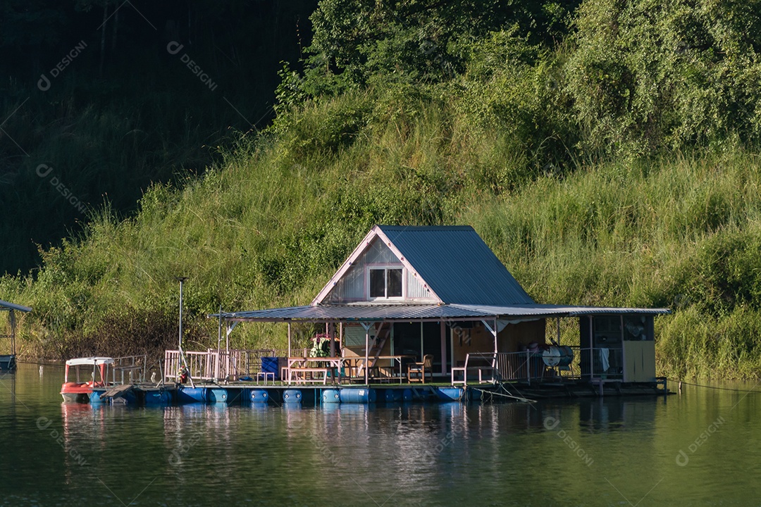 paisagem Reservatório e casa de jangada Tailândia