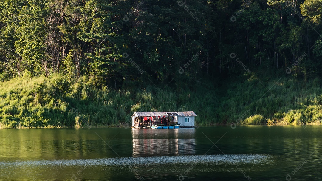 paisagem Reservatório e casa de jangada Tailândia