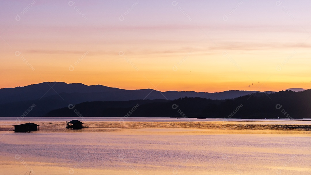 pôr do sol paisagem com reservatório e casa de jangada Tailândia