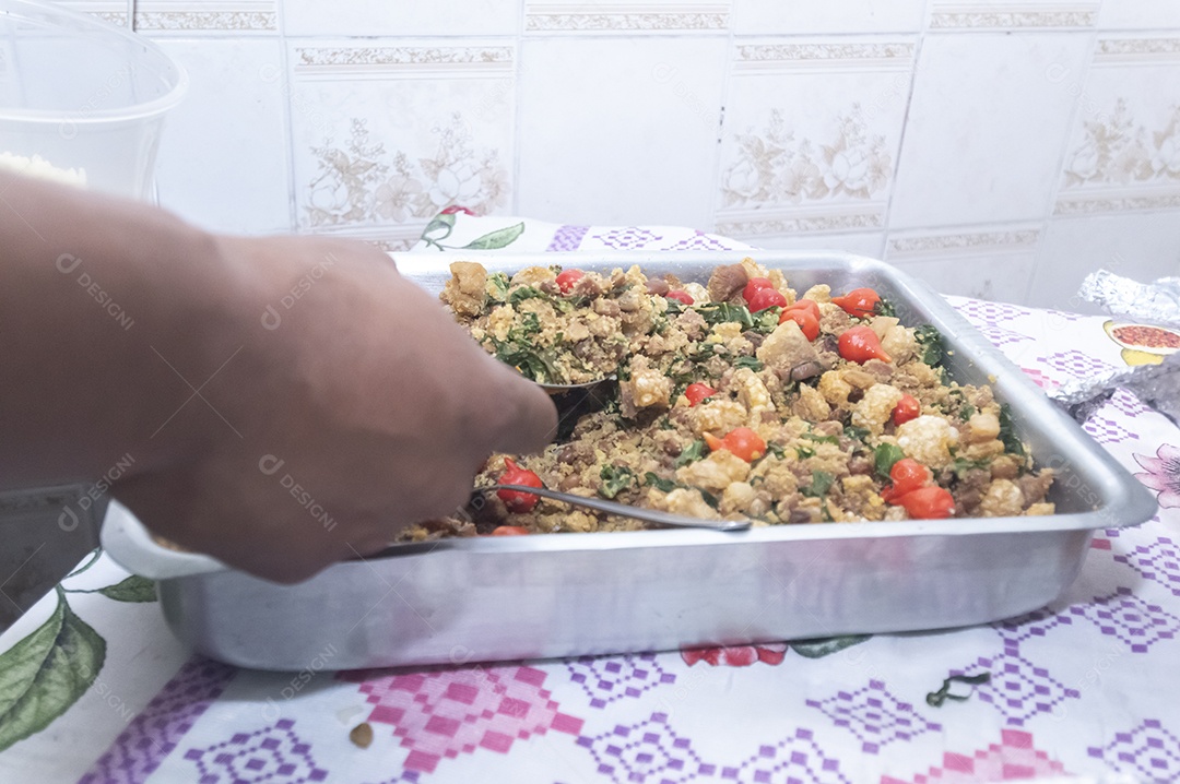 Comida brasileira em uma tigela quadrada, feijão tropeiro, comida típica brasileira