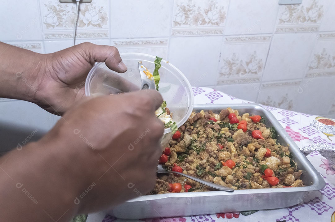 Comida brasileira em uma tigela quadrada, feijão tropeiro, comida típica brasileira