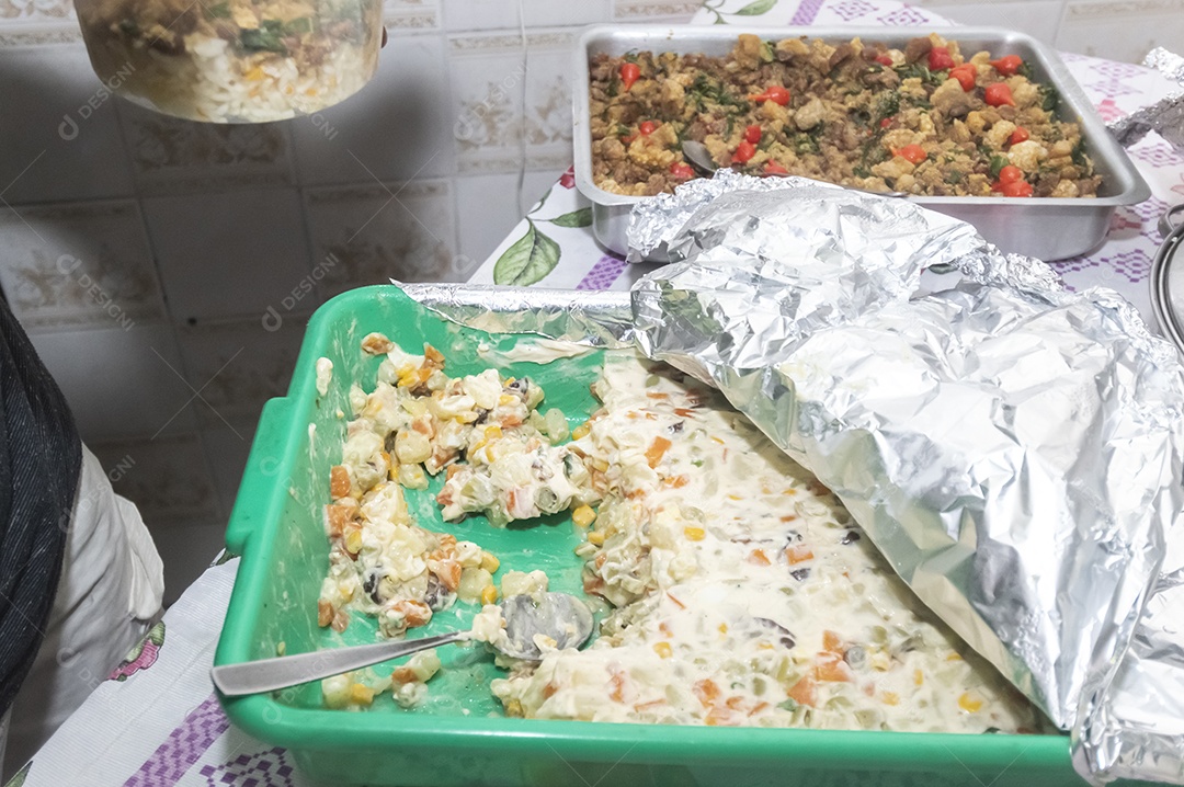 Comida brasileira em uma tigela quadrada, feijão tropeiro, comida típica brasileira