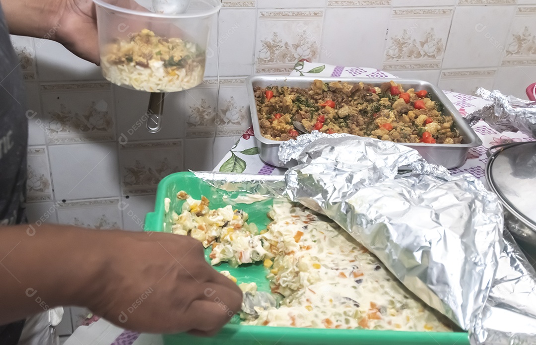 Comida brasileira em uma tigela quadrada, feijão tropeiro, comida típica brasileira