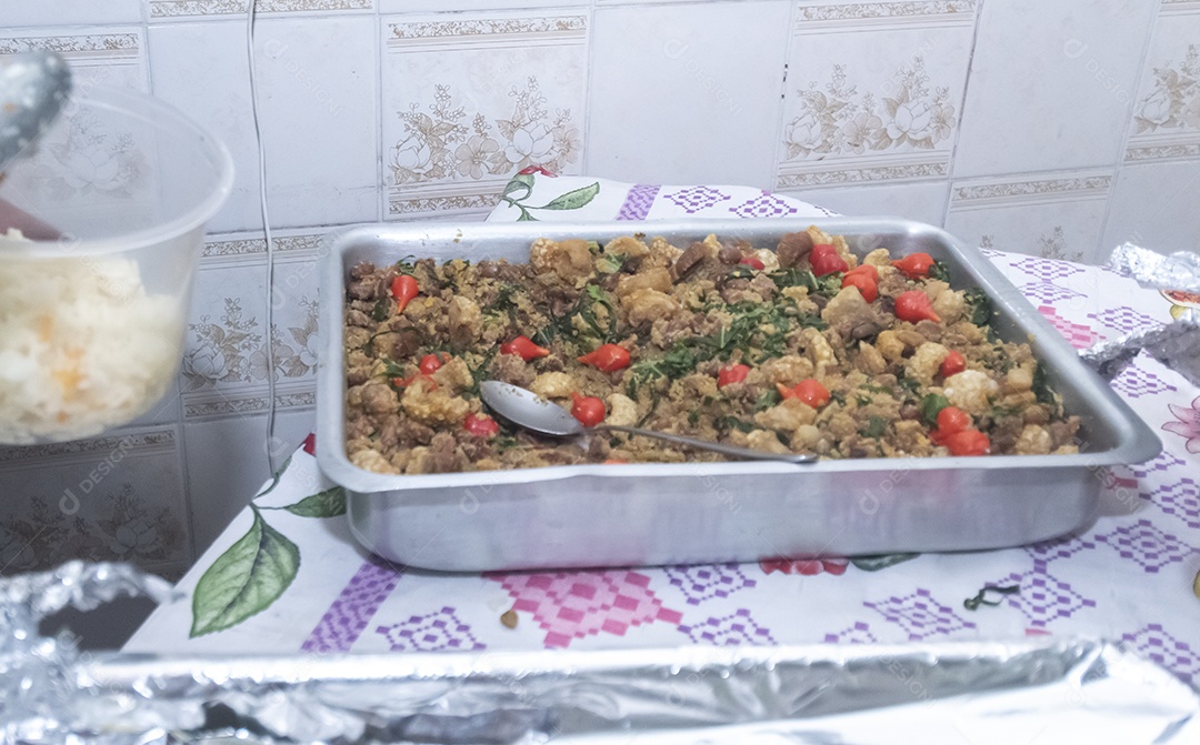 Comida brasileira em uma tigela quadrada, feijão tropeiro, comida típica brasileira