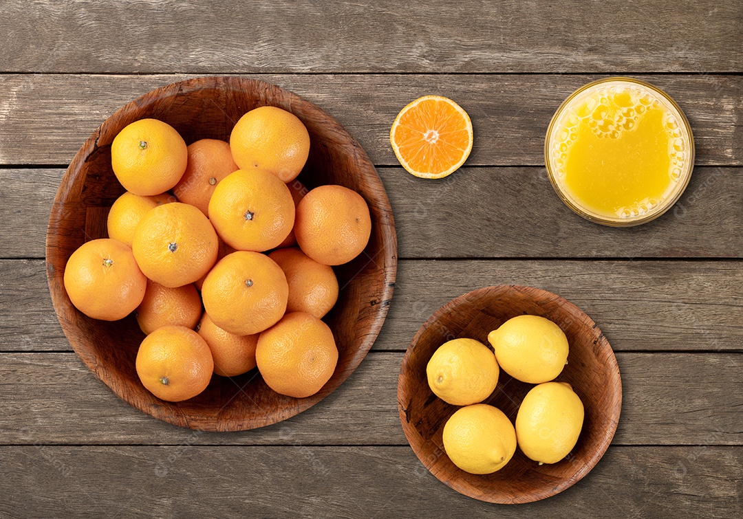 Mini tangerinas em uma tigela sobre a mesa de madeira.