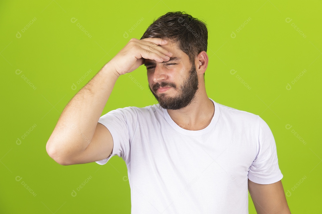 Homem jovem garoto barbudo usando camiseta branca sobre fundo isolado