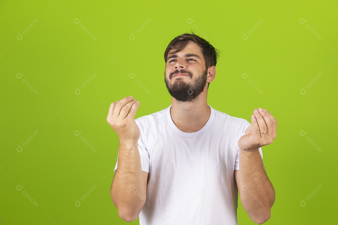 Homem jovem garoto barbudo usando camiseta branca sobre fundo isolado